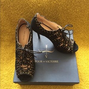 Pour La Victoire Kid Suede Studded Pumps 8.5M